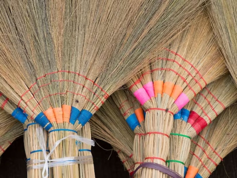 ঝাড়ু কোথায় রাখবেন: বাস্তুশাস্ত্র অনুসারে, আপনি বাড়ির উত্তর-পশ্চিম বা পশ্চিম কোণে ঝাড়ু এবং মপ রাখতে পারেন, তবে মনে রাখবেন উত্তর-পূর্ব বা দক্ষিণ দিকে ঝাড়ু বা মপ রাখবেন না।