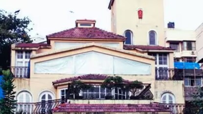 ‘অভিশপ্ত বাংলো’, ধ্বংস করেছে ৩ সুপারস্টারের কেরিয়ার! ৯০ কোটির আলিশান বাড়ির রহস্য জানেন? ‘অভিশপ্ত বাংলো’, ধ্বংস করেছে ৩ সুপারস্টারের কেরিয়ার! ৯০ কোটির আলিশান বাড়ির রহস্য জানেন?