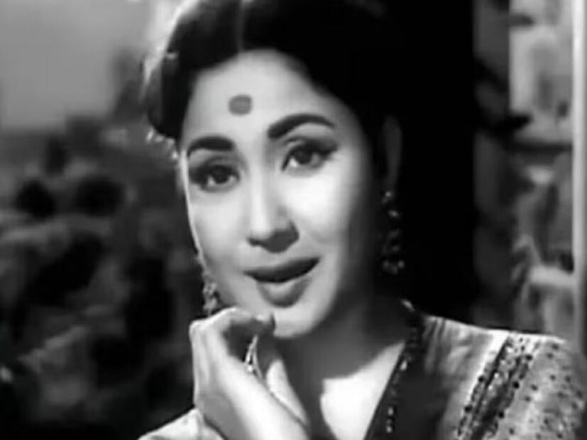 ব্যক্তিগত জীবনে মীনা কুমারীর জীবন ছিল খুবই দুঃখী৷ মীনা কুমারী কামাল আমরোহিকে বিয়ে করেছিলেন। তবে কামাল আমরোহি ভাল স্বামী ছিলেন না, মীনা কুমারীর উপর অনেক নিষেধাজ্ঞা আরোপ করতেন। মীনাকে নির্যাতন করতেন। বিয়ের কয়েক বছর পর কামাল আমরোহির বাড়ি ছেড়ে বোনের বাড়িতে যাওয়ার সিদ্ধান্ত নেন অভিনেত্রী। কামালের সঙ্গে সম্পর্ক খারাপ হওয়ার পর মীনা কুমারী মদ্যপানে আসক্ত হয়ে পড়েন এবং বিভিন্ন রোগে আক্রান্ত হয়ে অল্প বয়সেই মারা যান। মীনা কুমারী তাঁর শেষ সময়ে হতাশায় ভুগেছিলেন।