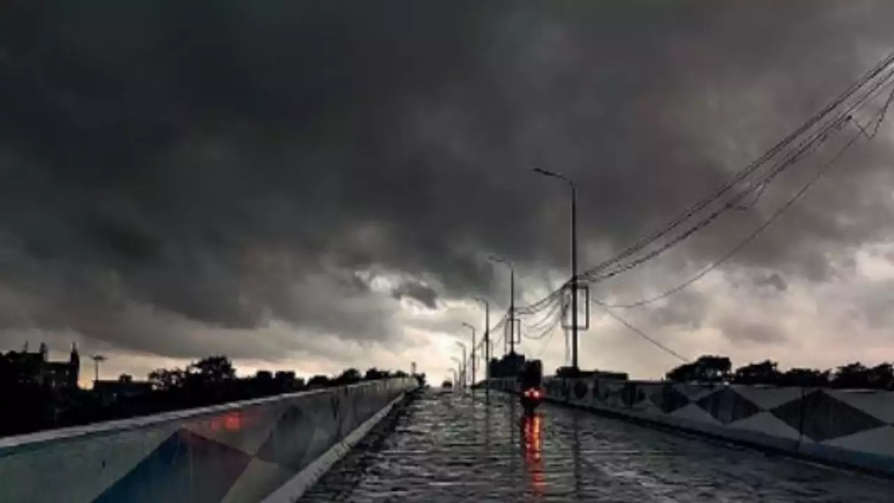 দক্ষিণের অন্যান্য জেলায় ছিঁটেফোঁটা বৃষ্টি হলেও জেলা পুরুলিয়ায় বৃষ্টির প্রভাব যথেষ্ট ছিল সরস্বতী পুজোয়। সকালের দিকে বিক্ষিপ্তভাবে বৃষ্টি হতে দেখা গিয়েছে জেলার বিভিন্ন প্রান্তে।