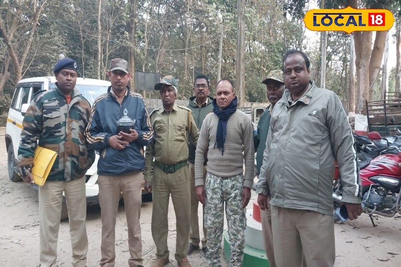 পাশাপাশি এই ঘটনার সঙ্গে যুক্ত তপন অধিকারী (৫০) নামে এক ব্যক্তিকে গ্রেফতার করা হয়েছে। বিএসএফের প্রকাশ করা প্রেস রিলিজ অনুযায়ী, সকাল আটটা নাগাদ জামালপুর গ্রাম থেকে শ্রীরামপুর বর্ডার আউট পোস্টে গোপন সূত্রে খবর আসে তপন অধিকারীর নামে কোন এক ব্যক্তির বাড়িতে সাপের বিষ মজুত করা হয়েছে। এর সঙ্গে নাম জড়িয়ে যায় স্থানীয় মমিরুল ইসলামের।(তথ্য: সুস্মিতা গোস্বামী)