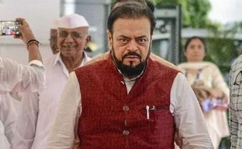 আবার আয়েষার শ্বশুরমশাই আবু আসিম আজমিও কিন্তু স্বনামধন্য মানুষ। মহারাষ্ট্রের ধনী বিধায়কদের মধ্যে তিনি অন্যতম। তিনি মনখুর্দ শিবাজিনগর বিধানসভা আসনে আসীন রয়েছেন তিনি। সংবাদমাধ্যমের প্রতিবেদনে দাবি করা হয়েছে যে, আবু আসিম আজমির মোট সম্পত্তির মূল্য প্রায় ১৪২ কোটি টাকা। অন্য দিকে তাঁর পুত্রের সম্পত্তির মূল্য ৭২ কোটি টাকারও বেশি।