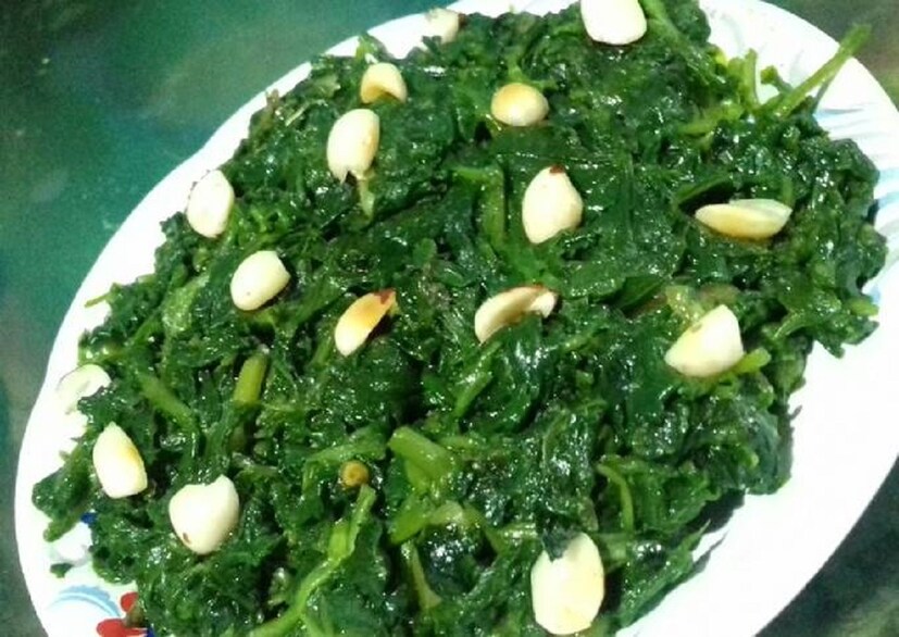 ব্লাড প্রেসার নিয়ন্ত্রণে থাকে: পালং শাকে রয়েছে বিপুল পরিমাণে পটাশিয়াম। এই খনিজটি শরীরে প্রবেশ করা মাত্র সোডিয়াম বা লবণের হারিয়ে যাওয়া ভারসাম্য ফিরে আসে। ফলে স্বাভাবিকভাবেই রক্তচাপ নিয়ন্ত্রণের বাইরে চলে যাওয়ার আশঙ্কা হ্রাস পায়।