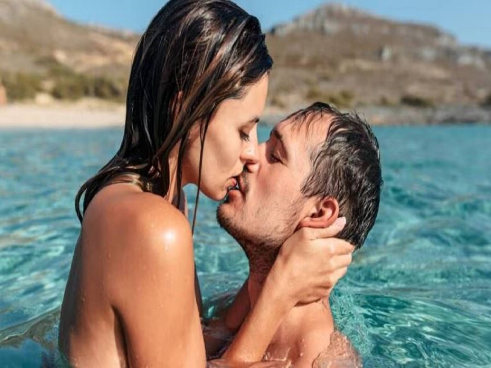 চুমু খাওয়ার আগে সাবধান! শরীরে ছড়াতে পারে এই ভয়াবহ ভাইরাস! যার চিকিৎসা নেই!