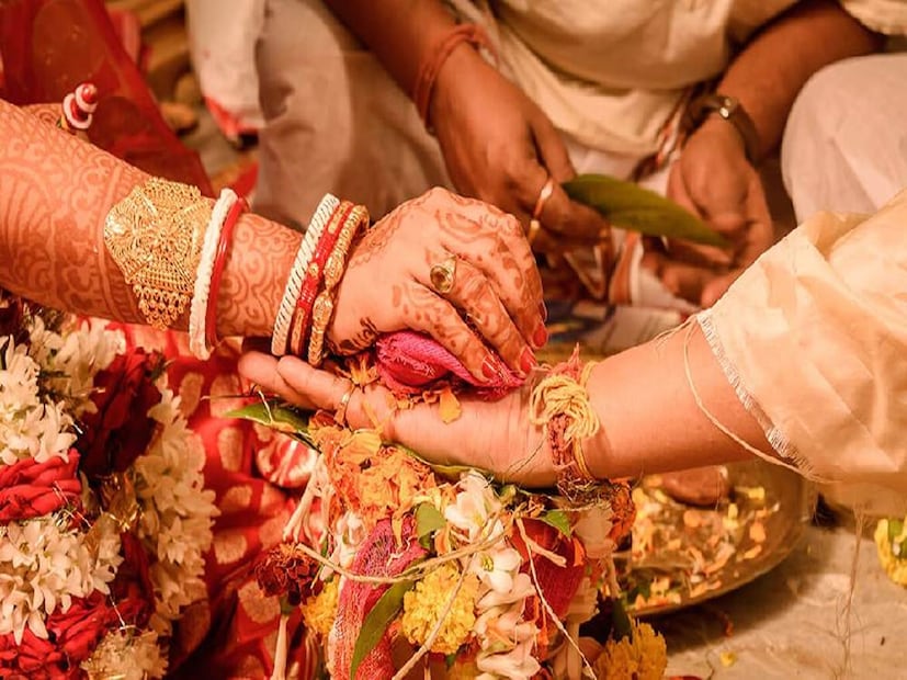 এই পৃথিবীর বেশিরভাগটাই তো আমাদের অজানা। বিশ্বের বিভিন্ন দেশের এমন অনেক রীতি আছে যা আমাদের কাছে একেবারেই স্বাভাবিক নয়। তবে আমাদের কাছে যা অস্বাভাবিক সেগুলোই বিশ্বের বিভিন্ন দেশে ঘটা করে পালন হয়। 