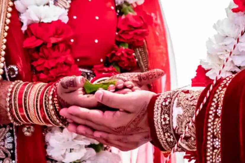 পুরো বিষয়টি সম্পর্কে আরও তথ্য দিতে গিয়ে পুরানপুর কোতোয়ালির ইনচার্জ ইন্সপেক্টর নরেশ ত্যাগী বলেন, বিয়ের সময় উভয় পক্ষের মধ্যে বিবাদ চলছিল। বর্তমানে বাবার অভিযোগে বিয়েতে আসা যুবকের বিরুদ্ধে শ্লীলতাহানির মামলা রুজু করে পরবর্তী ব্যবস্থা নেওয়া হচ্ছে।