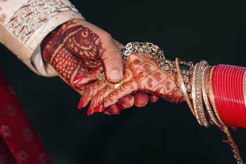 আবার এই জাতিকারা চাকরি বা ব্যবসা যা-ই করুন না-কেন সবক্ষেত্রে সুখ্যাতি অর্জন করেন। সৃজনশীল ক্ষেত্রের সঙ্গে জড়িত মহিলারাও সফল ও জনপ্রিয় হন। স্বামীর সঙ্গে কাঁধে কাঁধ মিলিয়ে এগোন এই মেয়েরা। Photo- Representative