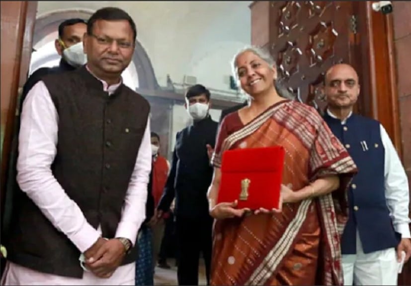 *অর্থমন্ত্রী নির্মলা সীতারামন চতুর্থ বাজেট পেশের সময় দক্ষিণ ভারতীয় মেরুন এবং কমলা শাড়ি পরেছিলেন। মেরুন রঙের পাড়, মাঝের অংশ কমলা রঙের। কমলা আত্মবিশ্বাস এবং ব্যক্তিত্বকে চিহ্নিত করে। কমলা রঙ হল লাল এবং হলুদের মিশ্রণ। লাল রঙ আমাদের মধ্যে সংকল্প নিয়ে আসে। হলুদ সাত্ত্বিক প্রবণতা বিকাশ করে। জাফরানকে বিজেপির রঙ হিসাবে বিবেচনা করা হলেও, একটিকে পবিত্র রঙ হিসাবে ধরা হয়। 