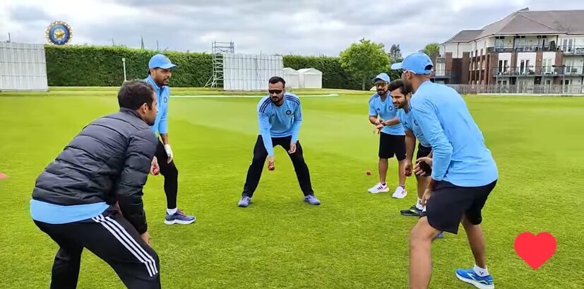 বাবা, দাদার মৃত্যুর পর আকাশ দীপের মা তাঁকে কলকাতায় আসতে দিতে চাননি। তবে আকাশ দীপের এখ বন্ধুর কথা মেনে নিয়ে তাঁর মা শেষ পর্যন্ত রাজি হন। কলকাতায় এসে সৌরভ গঙ্গোপাধ্যায়ের ক্রিকেট অ্যাকাডেমিতে ট্রেনিং শুরু করেন তিনি।