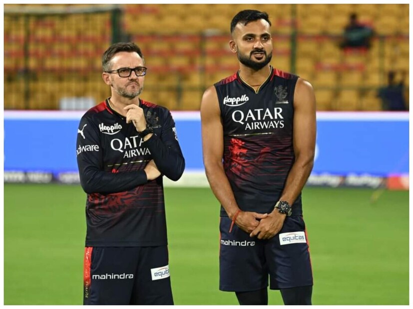 ২০১৮-১৯ মরশুমে আকাশ দীপ মুস্তাক আলি টুর্নামেন্টের জন্য নির্বাচিত হন। ২০১৯ সাল থেকে তিনি রঞ্জি, বিজয় হাজারে, মুস্তাক আলি-সহ একাধিক টুর্নামেন্টে বাংলার হয়ে ক্রমাগত ম্যাচ খেলেন। আইপিএলে রয়্যাল চ্যালেঞ্জার্স ব্যাঙ্গালোরের হয়ে খেলেন। সৌরভের অ্যাকাডেমিতে ট্রেনিং শুরুই তাঁর জীবনের টার্নিং পয়েন্ট হয়, এ কথা স্বীকার করেন আকাশ দীপ নিজেও। ২০২৩ রঞ্জি ট্রফিতে দেশের সর্বোচ্চ উইকেট শিকারী হয়েছিলেন। 