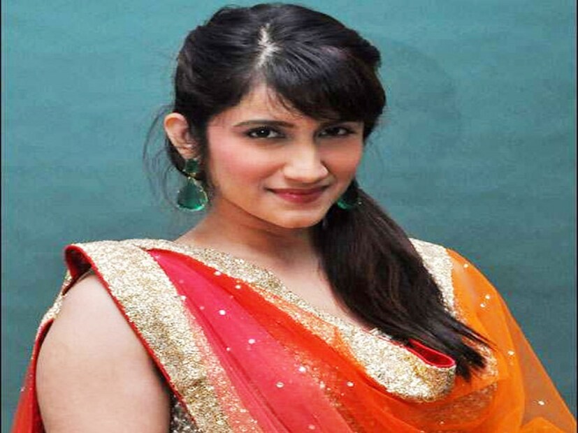 প্রথম ছবি শুরু হওয়ার আগেই হোঁচট খেয়েছিল স্মাইলির কেরিয়ার। বলিউডে কানাঘুষো, অভিনয় নাকি করতেই পারেন না স্মাইলি। সে জন্যই তাঁকে ‘হলিডে’ থেকে বাদ দেন পূজা ভাট। ২০০২ সালে নাকি সে ছবি মুক্তির কথা ছিল। তবে নানা কারণে তা পিছিয়ে যায়।