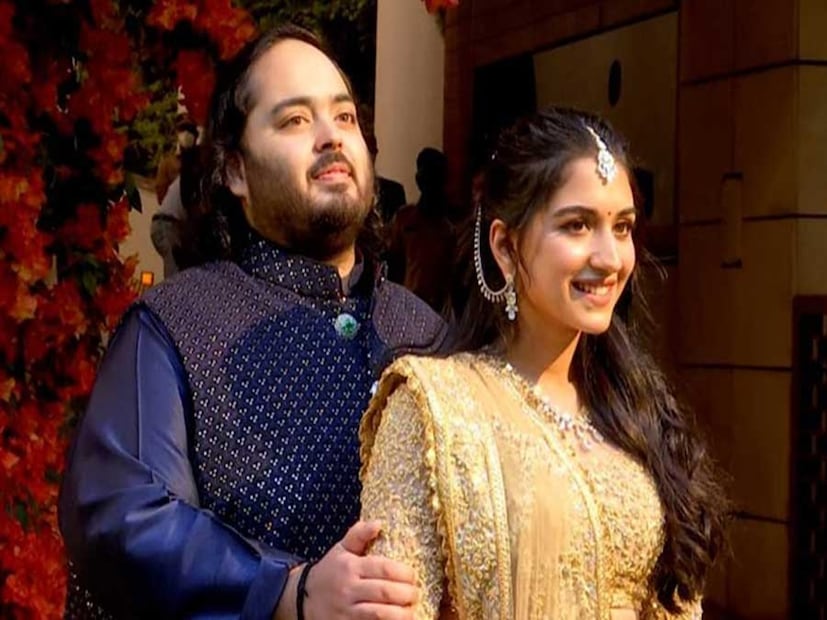 বিয়ের আগে হবু দম্পতি বুধবার, ৩ জুলাই মুম্বইতে আম্বানির অ্যান্টিলিয়া বাসভবনে 'মামেরু' অনুষ্ঠানের আয়োজন করেছিলেন। তারকাখচিত রাতে বসেছিল চাঁদের হাট৷ 