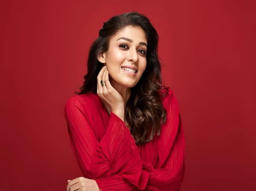 তবে বিশেষভাবে যান নাম উল্লেখ করতে হবে, তিনি হলেন নয়নতারা৷ দক্ষিণী অভিনেত্রী নয়নতারা তামিল সিনেমার শীর্ষস্থানীয় নায়িকা। সম্প্রতি তাঁকে দেখা গিয়েছে জওয়ান ছবিতে শাহরুখের বিপরীতে৷ প্রচুর হিট সিনেমা রয়েছে তাঁর৷ তবে শুধু সিনেমায় নয়, বাস্তব জীবনেও তিনি হিরোইনের মতো জীবনযাপন করেন। সম্প্রতি স্বামী বিঘ্নেশ শিবনের সঙ্গে একটি প্রাইভেট প্লেন কিনেছেন তিনি।