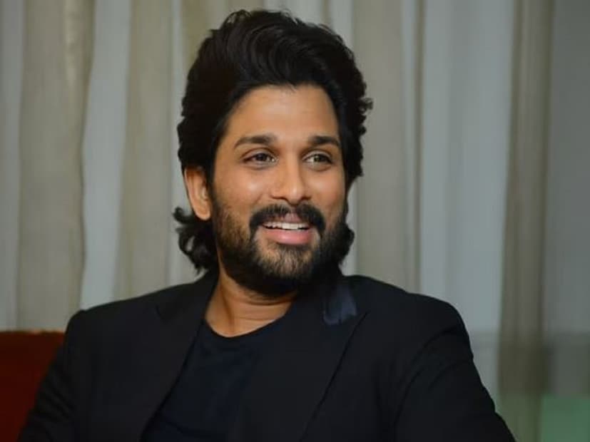 পুষ্প দিয়ে ভক্তদের মন জয় করেছেন অভিনেতা আল্লু অর্জুন। উল্লেখ্য, সম্প্রতি তিনি একটি ৬ আসনের ব্যক্তিগত বিমান কিনেছেন।