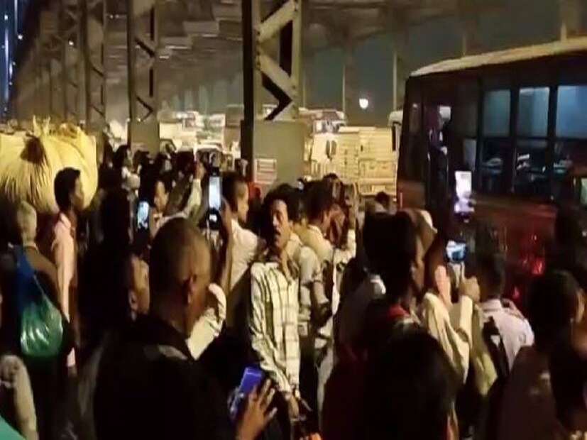 ঘটনাকে কেন্দ্র করে হাওড়া ব্রিজের উপরে তীব্র আতঙ্ক ছড়ায়৷ ব্রিজের উপরে যান চলাচল বন্ধ করে দেয় পুলিশ৷ ফলে ব্যাপক সমস্যার মধ্যে পড়েন যাত্রীরাও৷