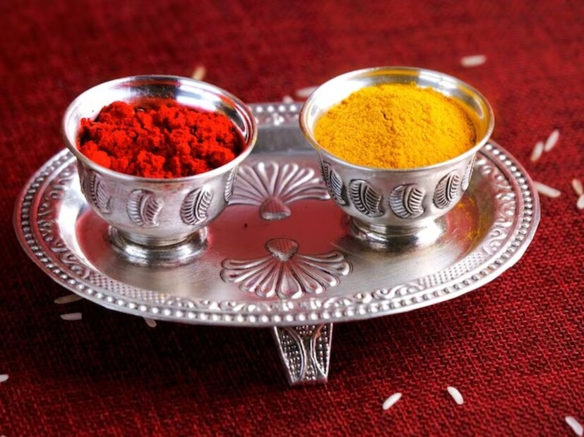 এই জিনিসগুলি নিবেদন করবেন না- ভোলেনাথের পূজা করার সময়, ভুল করেও হলুদ, কুমকুম, রোলি নিবেদন করা উচিত নয়। হলুদের পরিবর্তে ভোলেনাথকে হলুদ চন্দন নিবেদন করতে পারেন।