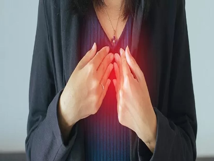 অ্যাসিডিটি হলে কোল্ড ড্রিঙ্ক খাওয়ার প্রবণতা দেখা যায়। এতে লাভের থেকে ক্ষতি বেশি হয়। তার বদলে গ্রিন টি বা হার্বাল টি খান। এর অ্যান্টিঅক্সিড্যান্ট অ্যাসিডিটির কষ্ট থেকে রেহাই দেবে আপনাকে।