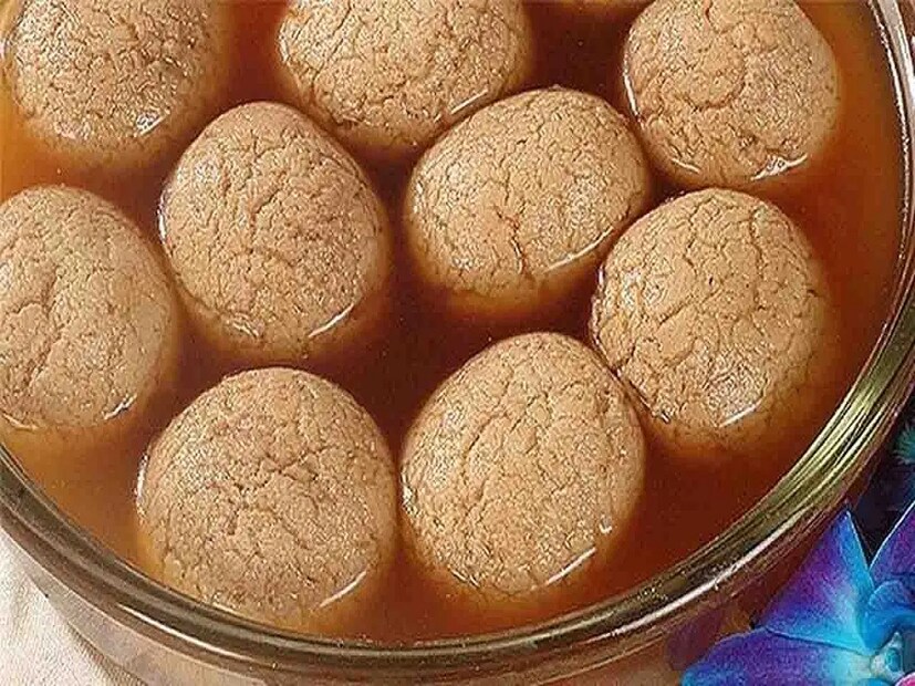 রসগোল্লা বানানো হয় ছানা দিয়ে। ছানাতে রয়েছে ওমেগা-৩ ফ্যাটি অ্যাসিড ও ওমেগা-৬ ফ্যাটি অ্যাসিড। এই সমস্ত উপাদান গাঁট ও বাতের ব্যথা কমায়। ছানাতে রয়েছে ভিটামিন-কে এবং ম্যাগনেসিয়াম যা হাড় শক্ত রাখে।