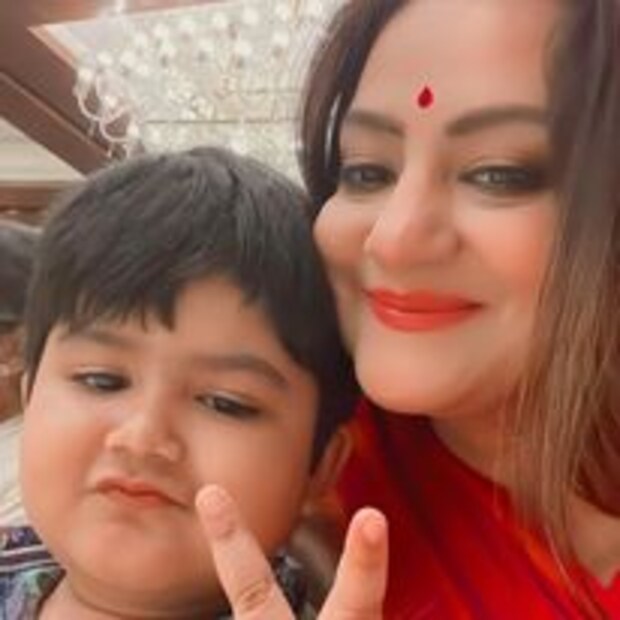 ‘‘লখনউ, কাশ্মীর, রাজস্থান, কেরল, অন্ধ্রপদেশ, বাংলার মতো একাধিক রাজ্যের খাবার রান্না থেকে মহানায়ক উত্তমকুমারের পছন্দের পদ, প্রসেনজিৎ চট্টোপাধ্যায়ের পছন্দের খাবারও রান্না করব আমি।’’ এক এক প্রদেশের রান্নার দিন সেই প্রদেশের শাড়িও পরবেন সুদীপা।