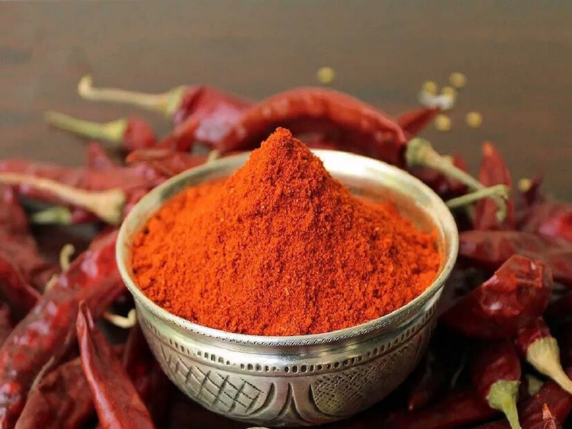 এক গ্লাস জল নিন। এবার এর মধ্যে এক চামচ লাল লঙ্কার গুঁড়ো ঢেলে দিন। এবার সেই লঙ্কা গুঁড়োর যে অধঃক্ষেপ পড়বে সেটি হাতে নিতে হবে। হাতে নিয়ে সামান্য ঘষে দেখতে হবে। যদি শক্ত দানা মতো লাগে, তাহলে সেটায় ভেজাল রয়েছে। আর ভেজাল হিসেবে মেশানো হয়েছে ইটের গুঁড়ো। আর তা না হলে একেবারে খাঁটি লঙ্কার গুঁড়োই কিনেছেন।