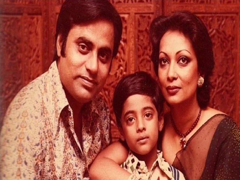 মহেশ ভাট বলেছেন, ‘মর্মান্তিক গাড়ি দুর্ঘটনায় মৃত্যু হয় জগজিৎ সিংয়ের ছেলের। পরে তিনি আমাকে বলেছিলেন, ছেলের মৃতদেহ পেতে জুনিয়র অফিসারদের ঘুষ দিতে হয়েছিল। তখনই তিনি ‘সারাংশ’-এর বক্তব্য বুঝেছিলেন। 