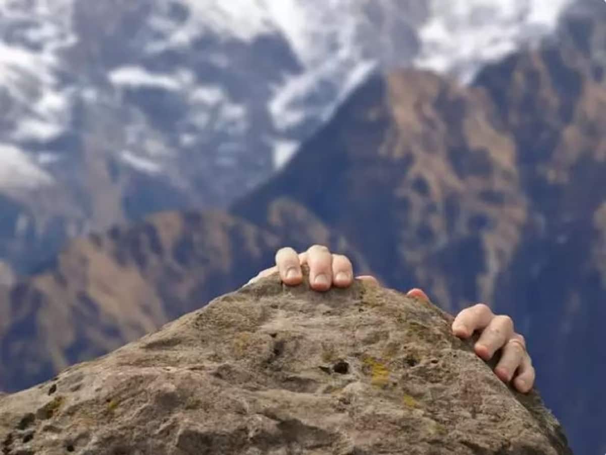 Falling in Dream Meaning স্বপ্নে উঁচু থেকে পড়ে যান বার বার? কী অর্থ