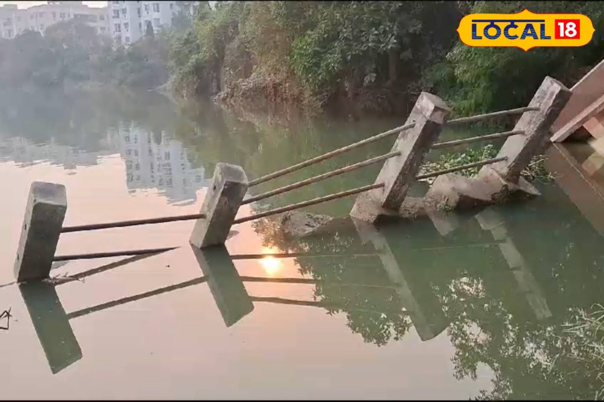 নদীগর্ভে ভেঙে তলিয়ে যাচ্ছে গঙ্গার ঘাট ! তারই মধ্যে চলছে সাধারণ মানুষের কাজ