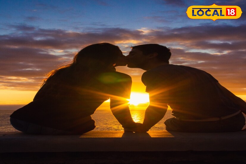 কিস ডে (Kiss Day) প্রেমের সপ্তাহের এই দিনে সঙ্গীকে চুমু খেতে পারেন। অনেকের মতে, মুখে না বলা কথাও চুমুর মাধ্যমে ব্যক্ত করা যায়। ১৩ ফেব্রুয়ারি উদযাপন হয় কিস ডে বা চুম্বন দিবস। তাই এদিন প্রিয় মানুষকে একটা ছোট কিস করে আপনার ভালোবাসার প্রকাশ অনায়াসেই করতে পারেন।