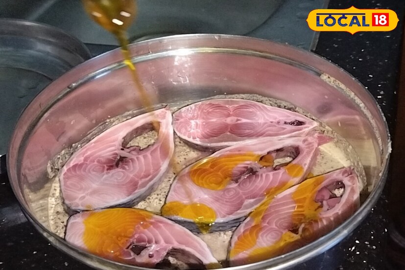 এখন একটি টিফিন বাটিতে প্রথমে সরষে বাঁটার মিশ্রণ দিয়ে তার উপর একে একে ইলিশ মাছের পিস সাজিয়ে দিতে হবে। সাজানো হয়ে গেলে উপর থেকে পরিমাণ মতো খাঁটি সরষের তেল ছড়িয়ে দিতে হবে।