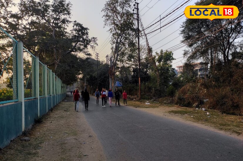 এছাড়া উত্তরবঙ্গের বাকি কোনও জেলায় তেমন বৃষ্টির সম্ভাবনা নেই। তবে আগামী সপ্তাহ থেকে বৃষ্টি বাড়তে পারে উত্তরে। কুয়াশার দাপট থাকবে উত্তরের জেলাগুলিতে।