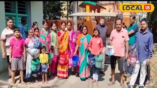 রাস্তায় বাসিন্দারা  