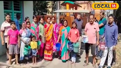 রাস্তায় বাসিন্দারা  