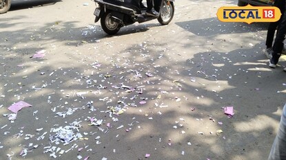 নকলে ভর্তি স্কুলের বাইরের চত্বর