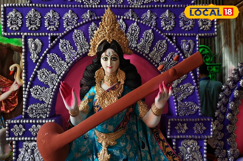 পুরনো ঘরানা থেকে বেরিয়ে এসে সরস্বতীর মূর্তিতেও লেগেছে আধুনিকতার ছোঁয়া। তা বানাতেই ব্যস্ত মৃৎশিল্পীরা। ছবি ও তথ্য: মৈনাক দেবনাথ