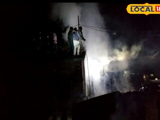 আগুন নেভাতে ব্যস্ত দমকল
