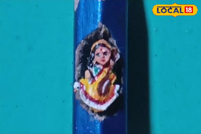 গত ১৫ দিন ধরে দিন-রাত এক করে মাটি, রং দিয়ে আট মিলিমিটার এর দেবী সরস্বতীর মূর্তি ফুটিয়ে তুলেছেন। এই কাজ করে কার্যত আবারও সকলকে তাক লাগিয়েছেন শিল্পী গৌতম সাহা। (ছবি ও তথ্য: মৈনাক দেবনাথ)