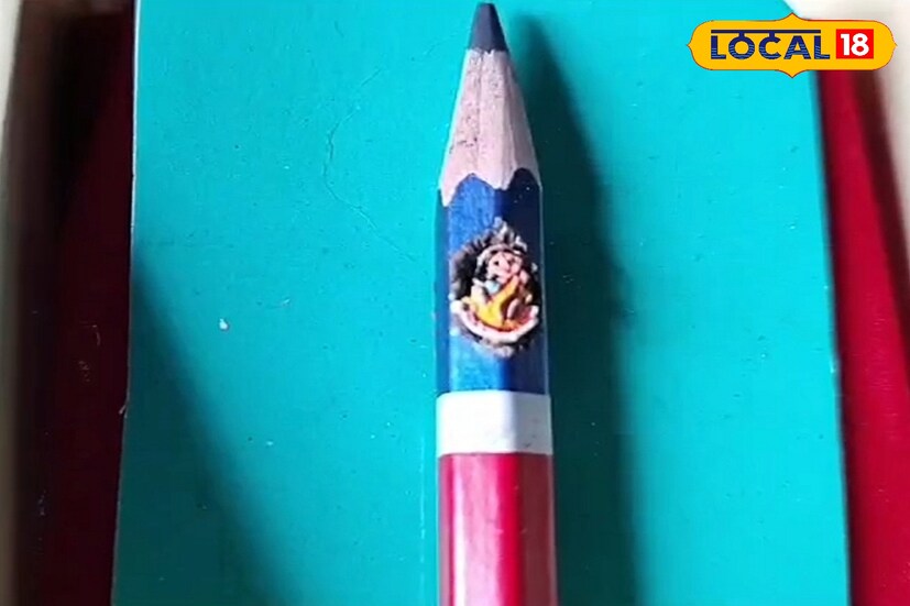 এর আগে বিভিন্ন সময়ে তিনি বিভিন্ন নতুন ভাবনা সামনে নিয়ে এসেছেন। কখনও মুগডালের ওপর, আবার কখনও ধানের ওপর, তো কখনও চক বা চালের ওপর মাটি রং দিয়ে ফুটিয়ে তুলেছেন মা কালী, রবীন্দ্রনাথ ঠাকুর, মহাপ্রভু-সহ বিভিন্ন দেবদেবী ও মনিষীদের মূর্তি। (ছবি ও তথ্য: মৈনাক দেবনাথ)