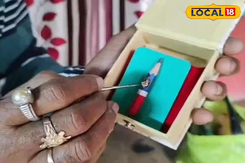 নিজের ইচ্ছে শক্তির উপর ভর করে ফের একবার ভিন্ন ভাবনাকে গুরুত্ব দিয়ে আট মিলিমিটারের দেবী সরস্বতীর মূর্তি তৈরি করলেন নবদ্বীপের এক অঙ্কন শিক্ষক। (ছবি ও তথ্য: মৈনাক দেবনাথ)