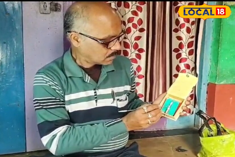 পেনসিলের উপর আট মিলিমিটারের সরস্বতী দেবীর মূর্তি তৈরির মাধ্যমে বাগদেবীর প্রতি শ্রদ্ধার্ঘ্য নিবেদন করলেন নবদ্বীপের এক শিল্পী। (ছবি ও তথ্য: মৈনাক দেবনাথ)