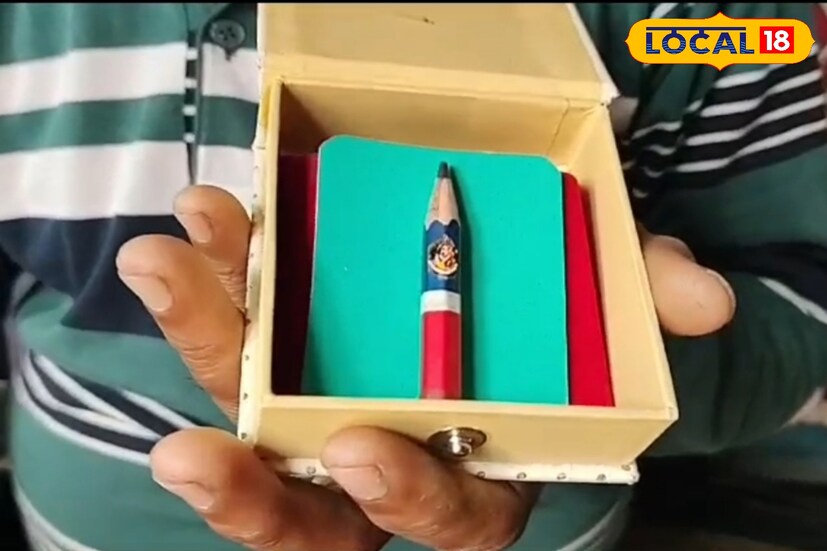 নবদ্বীপ শহরের প্রতাপনগর এলাকার বাসিন্দা গৌতম সাহা। বয়স প্রায় ৫৬ বছর। পেশায় তিনি একজন অঙ্কন শিক্ষক। (ছবি ও তথ্য: মৈনাক দেবনাথ)