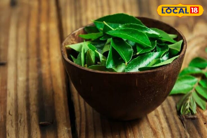 কারি পাতা,আমলকি,পেঁয়াজ,অ‍্যালোভেরা সকলের বাড়িতেই থাকে।অ‍্যালোভেরা না থাকলে কেনা জেল ব‍্যবহার করতে পারবেন।(photo source collected)