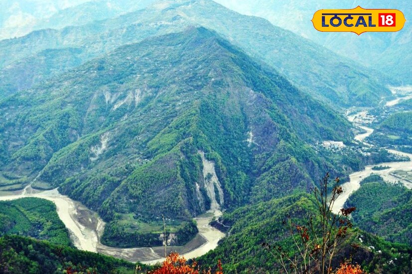 *এখানের শিবের শ্বেতশুভ্র মন্দিরে জল ঢালার জন্য জল আনতে যেতে হয় তিস্তায়। যদিও এই শিব মন্দিরে যেতে রামধুরা থেকে একটু ছোট্ট ট্রেক করে নিতে হয়। পাহাড়ি পথ ভেঙে উঠতে হয় উপরে।
