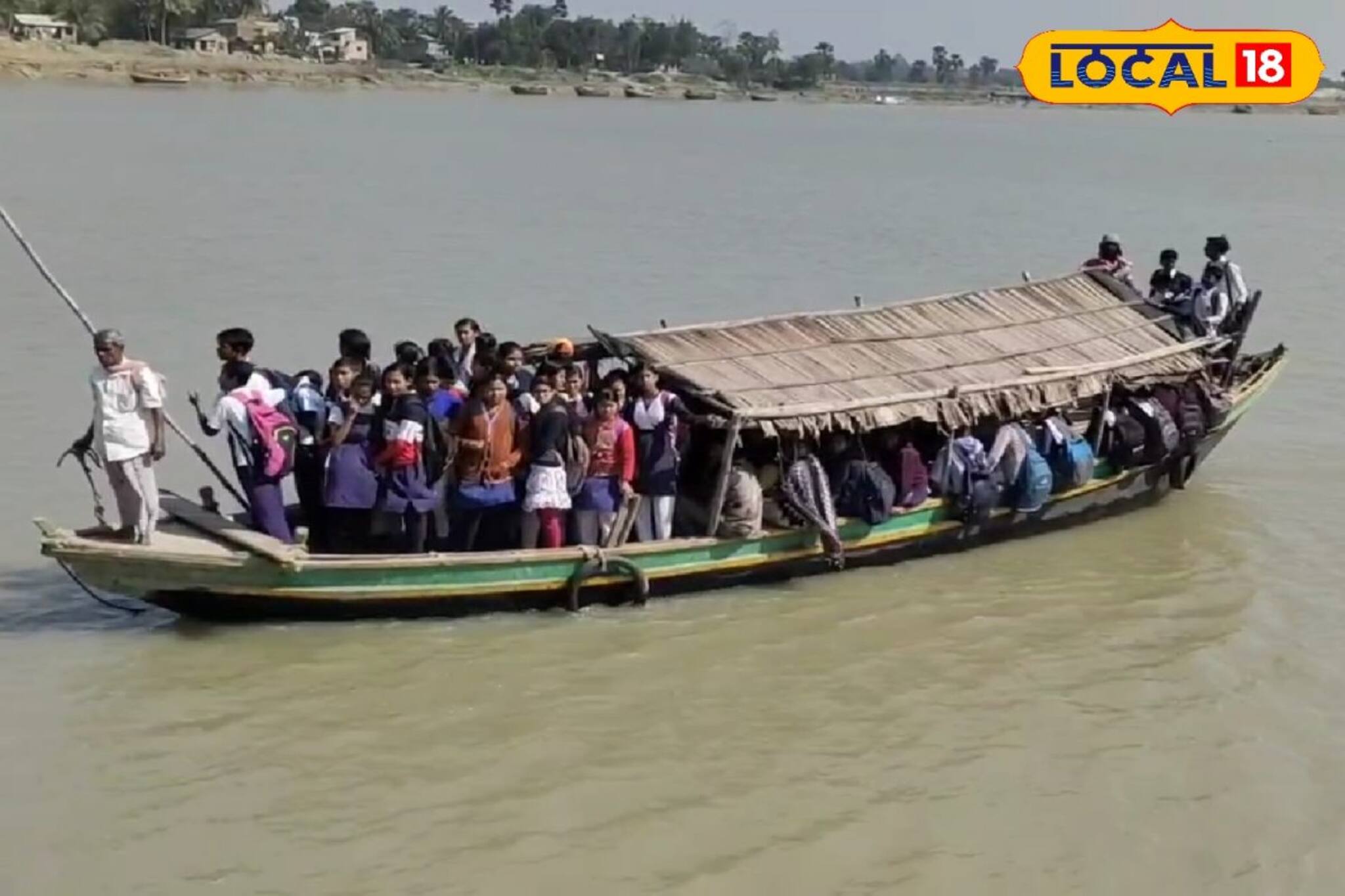 নৌকাডুবির ঘটনাতেও ফেরেনি হুঁশ, ঝুঁকি নিয়েই খেয়া পারাপার রূপনারায়ণে