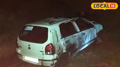 দুর্ঘটনাগ্রস্থ ছোট গাড়ি দুর্ঘটনাগ্রস্থ ছোট গাড়ি