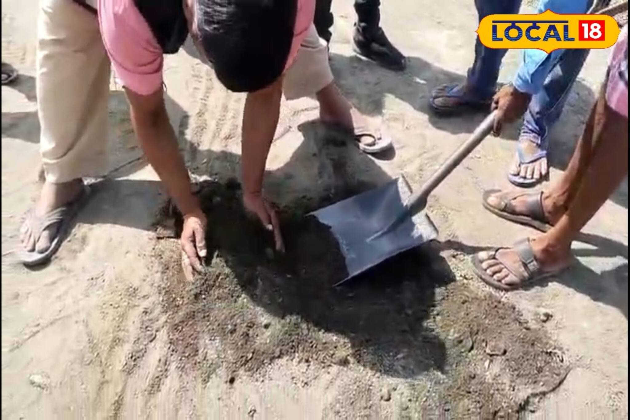 রাস্তা তৈরি দেখতে গিয়ে মাথায় হাত গ্রামবাসীদের, হাতেনাতে ধরল ঠিকাদারকে! তারপর..