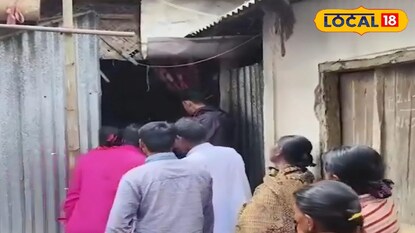 মৃত ব্যক্তির বাড়ির সামনে মানুষের ভিড় মৃত ব্যক্তির বাড়ির সামনে মানুষের ভিড়