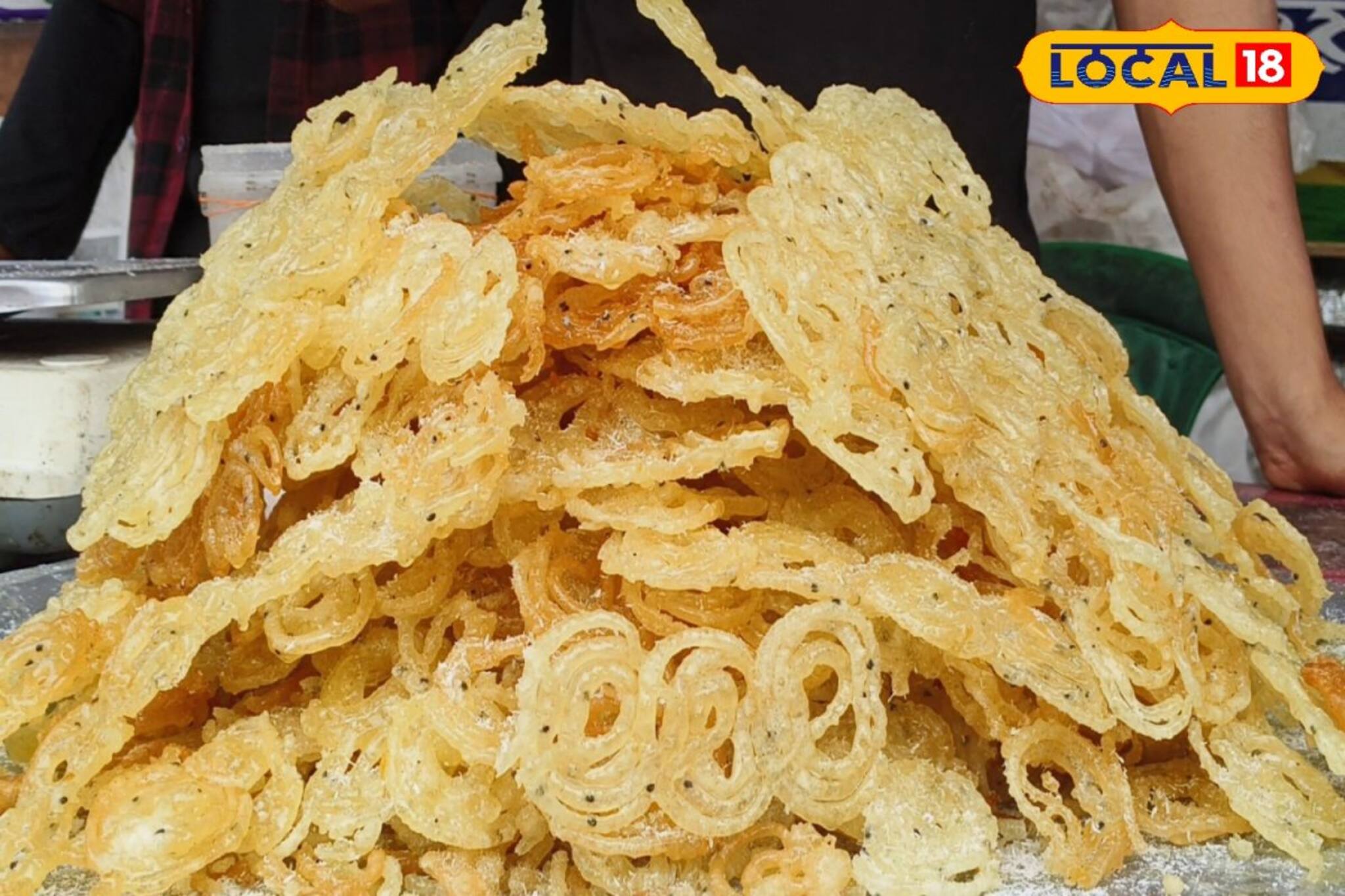 নারকেলের জিলিপিতে থাকে ১১ রকম উপকরণ! একবার খেলে মুখে লেগে থাকবে স্বাদ!রইল ঠিকানা