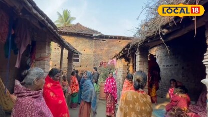 মৃত শ্রমিকের বাড়িতে গ্রামবাসীদের ভীড়