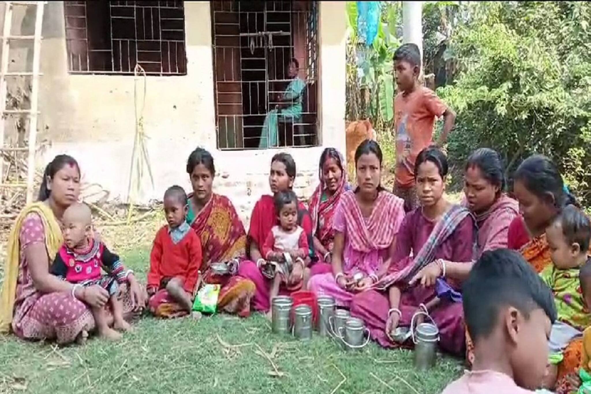 অঙ্গনওয়াড়ি কেন্দ্রে 'পুষ্টিহীন খাবার'! তুমুল বিক্ষোভ অভিভাবকদের!