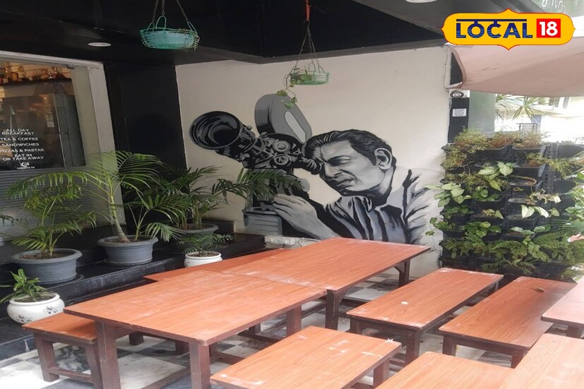 সাধারণত ফটোগ্রাফির কাজে ড্রোন ব্যবহার করতে দেখা গেলেও, এভাবে কফি পরিবেশন করা ড্রোন দেখে রীতিমত তাজ্জব নেটপাড়ার মানুষজন